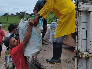 Moradores dos povoados Marizeiro e Catrapó recebem socorro da Prefeitura de Penedo