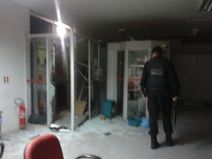 Assaltantes explodem caixa e atiram contra GPM