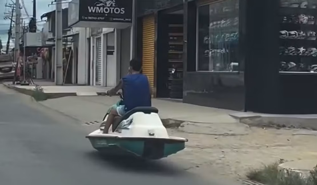 Homem pilotando jetski nas ruas do Benedito Bentes viraliza nas redes