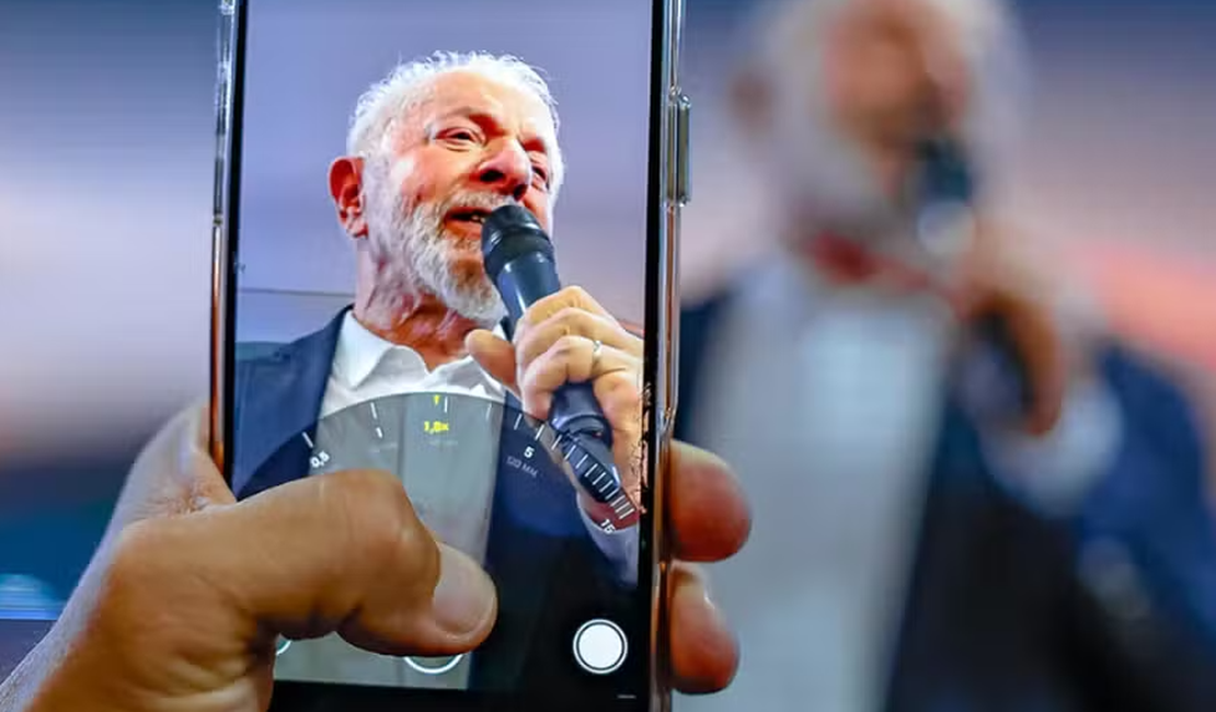 Lula critica excesso de mensagens e uso constante das redes socias