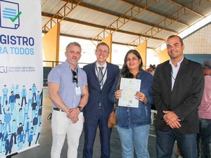 Mulher obtém documentos após passar 20 anos sem certidão de nascimento