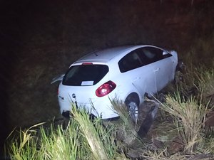 Motorista perde o controle do carro e cai em ribanceira , na rodovia AL 110, em Coité do Nóia