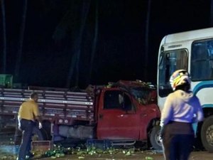 Acidente entre ônibus e caminhonete deixa dois feridos em Coruripe