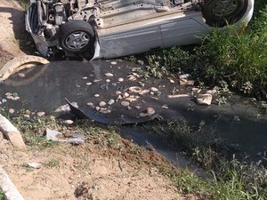 Carro capota e deixa uma pessoa ferida em Maragogi