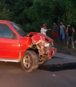 Colisão entre carro e moto resulta em três vítimas em Matriz de Camaragibe