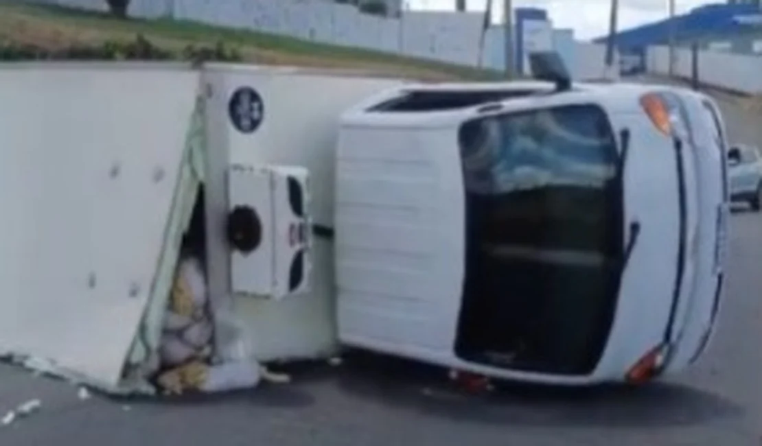 Caminhão tomba no meio de estrada e deixa dois feridos em Rio Largo