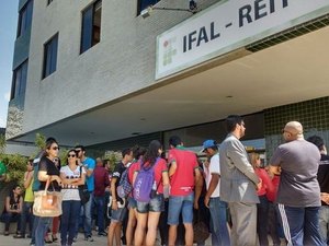 Servidores do Ifal paralisam atividades e protestam contra ajuste fiscal do governo