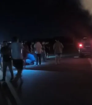 Carro bate em poste e ocupante fica ferida na AL-220, em Limoeiro de Anadia