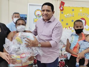 Educação entrega kits merenda para famílias de alunos da CEI Delfim da Mota Branco em Palmeira dos Índios