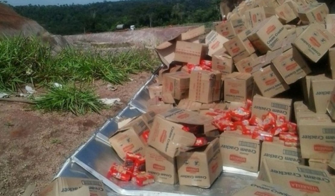 Carreta carregada de biscoitos tomba e deixa três pessoas feridas em trecho da BR-101