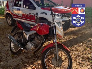 Motocicleta com registro de roubo é encontrada no bairro Itapuã, em Arapiraca