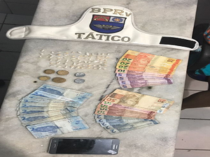Mulher é presa após ser flagrada com 63 pedras de crack e aparelho celular