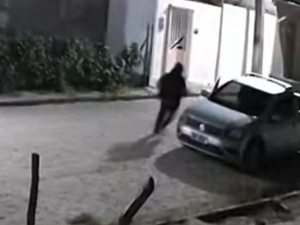 [Vídeo] Imagens mostram suspeito fugindo após matar jovem em Pindorama
