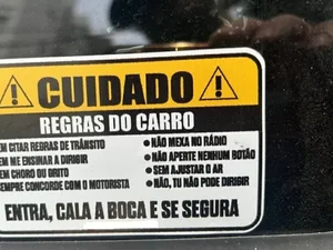 Adesivo de 'regras do carro' vira moda e causa polêmica entre passageiros