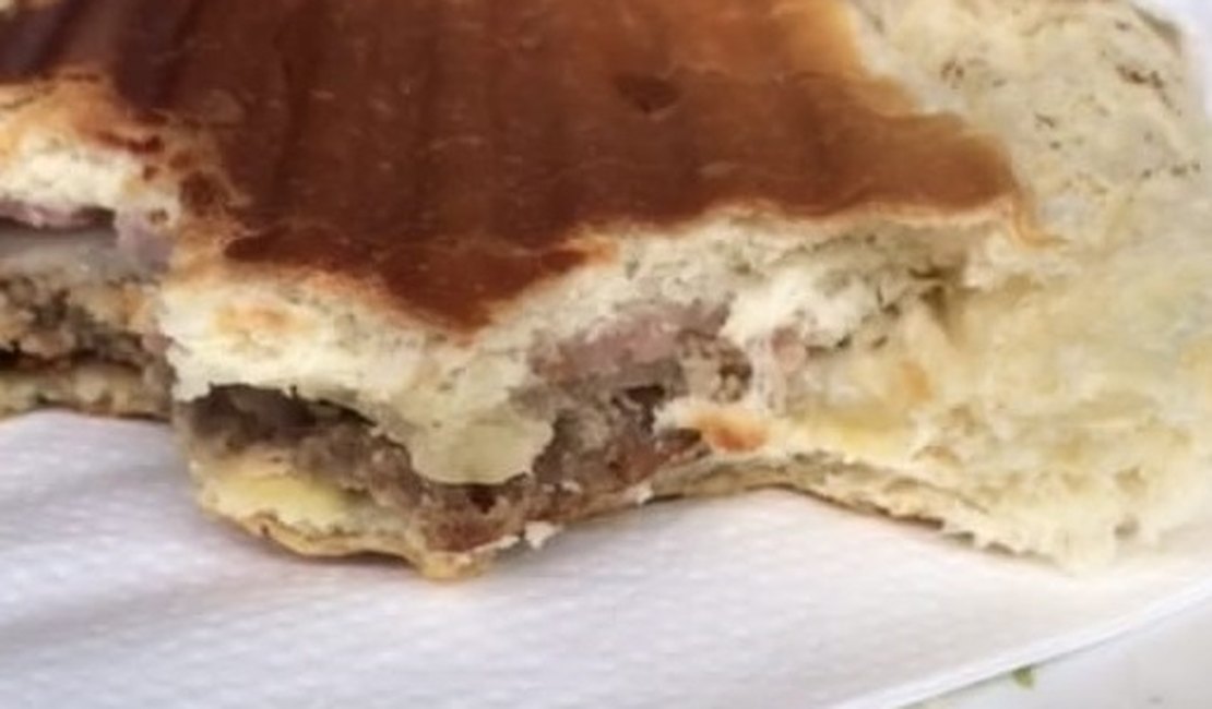 [Vídeo] Estudante encontra larvas em sanduíche de faculdade particular 