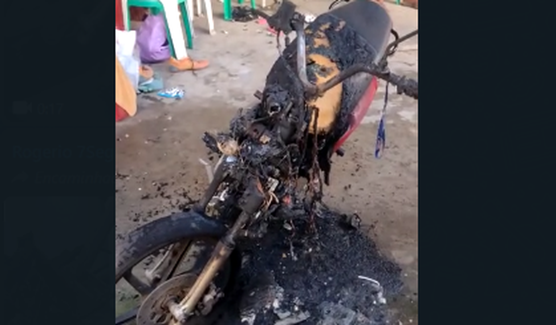 [Vídeo] Moradores acordam assustados com moto em chamas no bairro Olho D'água dos Cazuzinhas