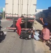 Duas pessoas ficam feridas após colisão entre moto e caminhão na Cruz das Almas