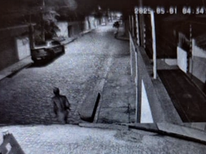 Homem nu é flagrado caminhando com gato no braço no Bom Jardim, em Arapiraca