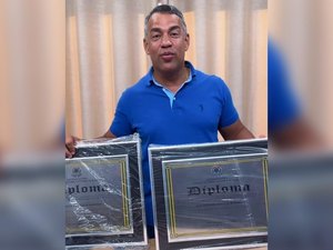Afastado do mandato, Siderlane posta vídeo mostrando diplomas de vereador