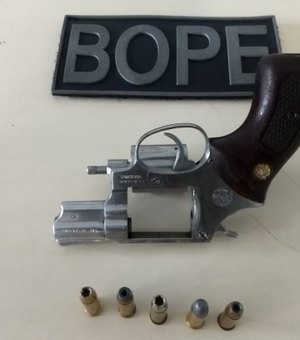 Após denúncia, Bope localiza e prende homem com arma de fogo e munições