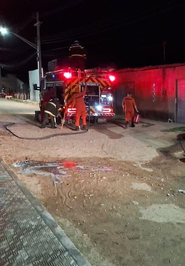 Incêndio atinge veículo e residência no bairro Eldorado, em Delmiro Gouveia