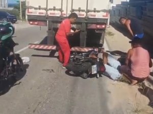 Duas pessoas ficam feridas após colisão entre moto e caminhão na Cruz das Almas