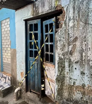 Incêndio atinge casa no bairro da Levada e morador é resgatado por vizinhos