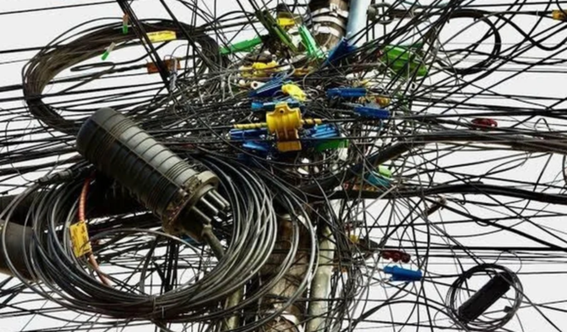 Defensoria articula ação para retirada de fiação irregular nos postes em Maceió