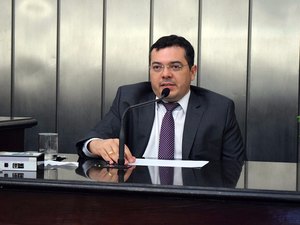 Deputados sabatinam candidato a conselheiro do Tribunal de Contas