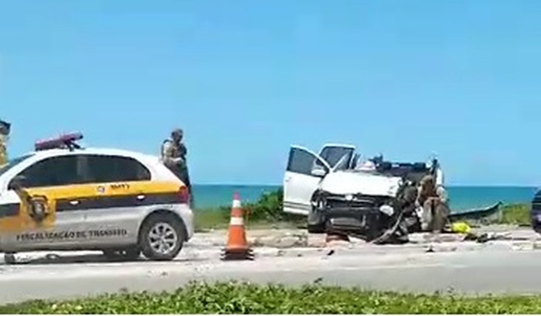 [Vídeo] Acidente entre caminhão, carreta e carro deixa uma pessoa morta e outra presa as ferragens