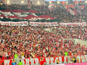 Torcida do Flamengo protesta contra Lula, Congresso e STF
