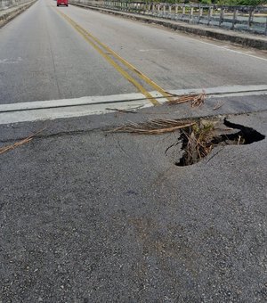 Buraco se abre na cabeceira da Ponte sobre o Rio São Miguel; DER descarta riscos