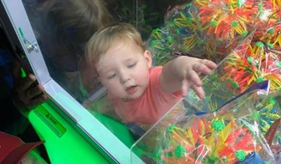 Criança de 2 anos fica presa em máquina de pegar brinquedos 