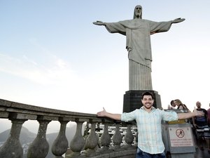 Ex-BBB Cézar Lima realiza sonho de conhecer o Cristo Redentor no Rio