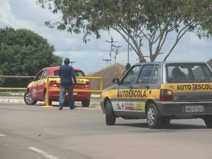 Detran e Desenvolve concedem linha de crédito para retorno das autoescolas em AL