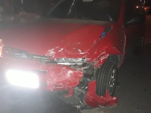 Carros colidem por causa de animal na pista, em Piaçabuçu