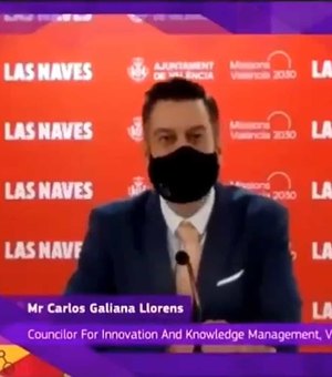 [Vídeo] Político espanhol usa máscara para simular discurso em inglês