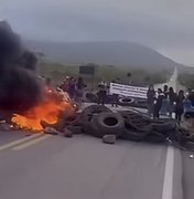 Indígenas bloqueiam BR-423 com pneus e galhos queimados em Água Branca