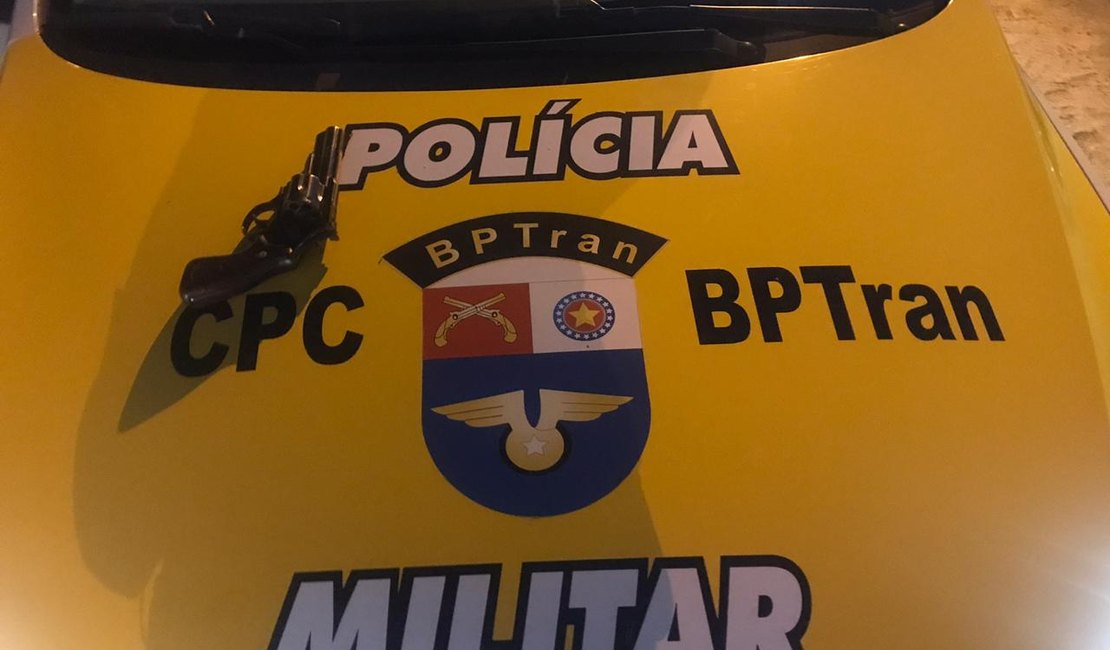 Motociclista é preso com arma de fogo na Avenida Menino Marcelo, em Maceió