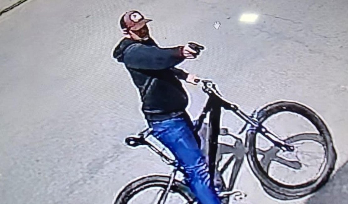 Câmeras flagram homem armado em bicicleta durante tentativa de assassinato no Poço