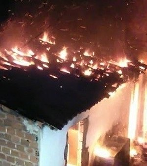 Incêndio atinge residência na parte alta de Maceió