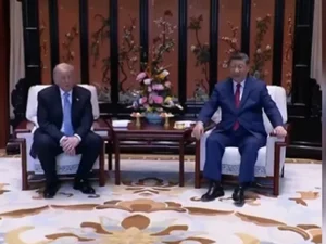 Detalhe em cadeira usada por Xi em reunião com Trump chama a atenção