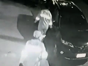 [Vídeo] Gari é flagrado riscando carro estacionado na Ponta Verde