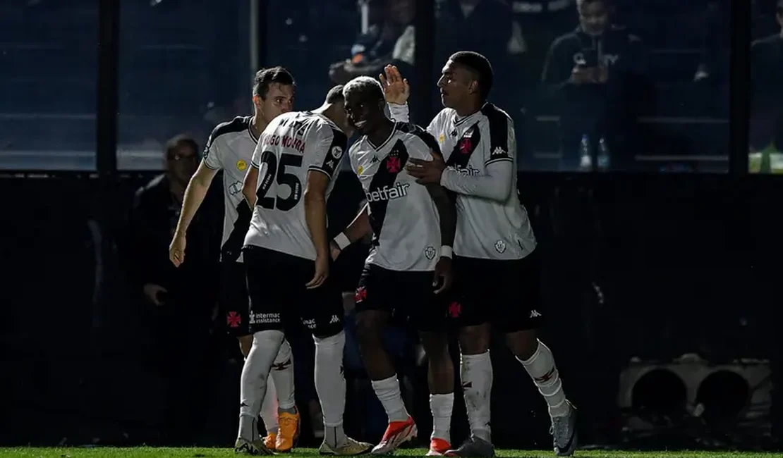 Vasco vira sobre o Athletico-PR e entra na briga pelo G6 do Brasileirão