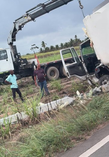 Caminhão frigorífico tomba na entrada de Pindorama e derruba poste de energia