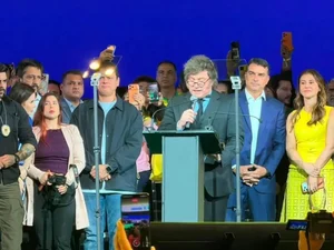 Milei chama Lula de 'presidiário' e pede Flávio contra 'tragédia econômica'