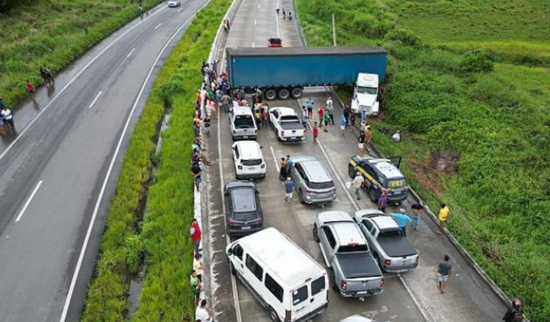 Acidente Interdita BR-101 em Messias e causa congestionamento