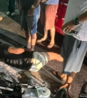 Motociclista perde o controle e bate em carro parado no Centro de Delmiro Gouveia