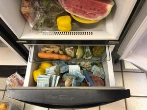 Polícia Federal apreende dinheiro do tráfico em geladeira e freezer