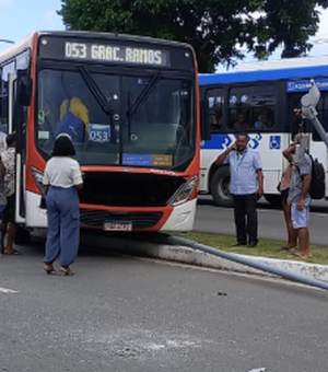 Motorista passa mal ao volante e ônibus bate em poste no Tabuleiro do Martins